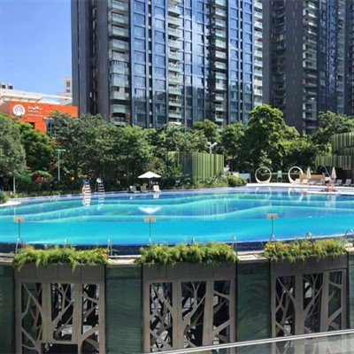 Pista de baile de plexiglás sobre la piscina